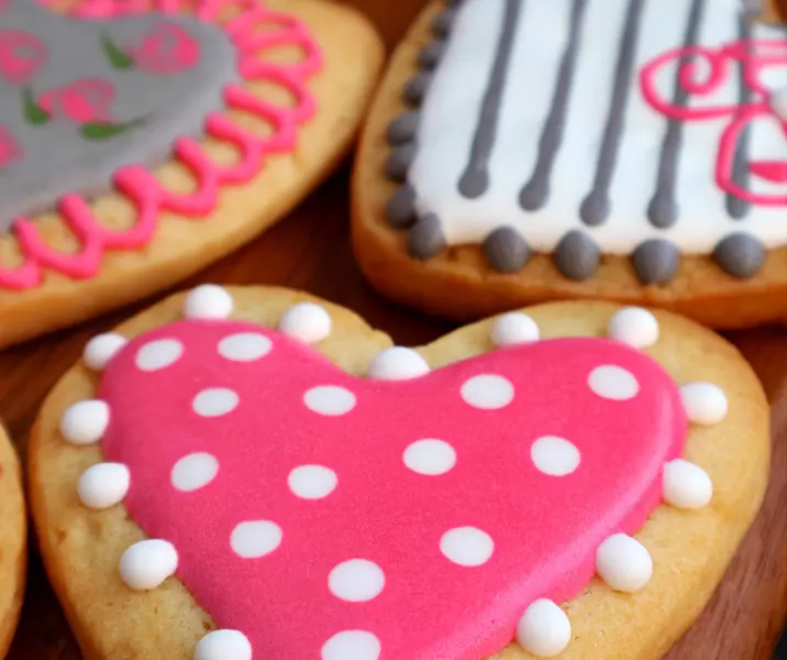 Love is Sweet - Biscuit decorating