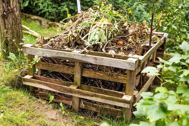 How to make a compost bin - Frosts
